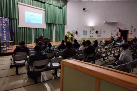 El profesor Briones durante una charla en un instituto de Cartagena.